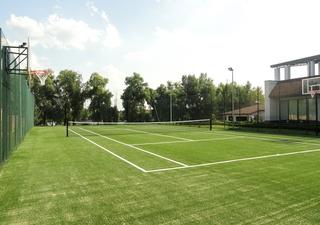 Тенісний корт з штучною травою у Київській області